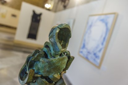 Recorrido virtual por las obras de 34 reconocidos artistas burgaleses en el campo de la pintura y la escultura.