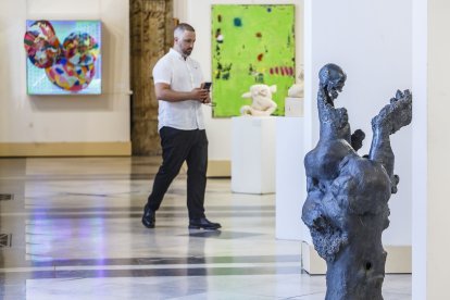 Recorrido virtual por las obras de 34 reconocidos artistas burgaleses en el campo de la pintura y la escultura.