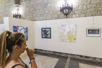 Recorrido virtual por las obras de 34 reconocidos artistas burgaleses en el campo de la pintura y la escultura.