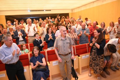 José María Bermúdez de Castro durante el aplauso «eterno y emocionante» con el que fue recibido a su acto.