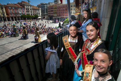 Vera Martínez (Peña Los Felices) fue la pregonera en un evento en el que se estrenaba la globada y el primer baile en fiestas de Gigantillos y Gigantones