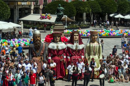 Vera Martínez (Peña Los Felices) fue la pregonera en un evento en el que se estrenaba la globada y el primer baile en fiestas de Gigantillos y Gigantones