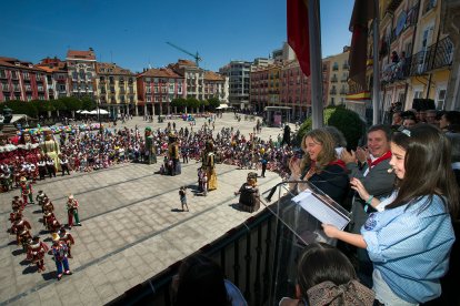 Vera Martínez (Peña Los Felices) fue la pregonera en un evento en el que se estrenaba la globada y el primer baile en fiestas de Gigantillos y Gigantones