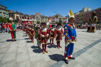 Vera Martínez (Peña Los Felices) fue la pregonera en un evento en el que se estrenaba la globada y el primer baile en fiestas de Gigantillos y Gigantones