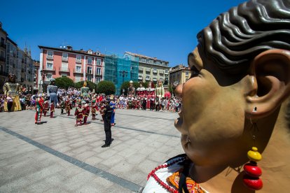 Vera Martínez (Peña Los Felices) fue la pregonera en un evento en el que se estrenaba la globada y el primer baile en fiestas de Gigantillos y Gigantones