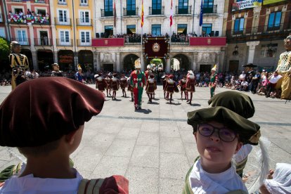 Vera Martínez (Peña Los Felices) fue la pregonera en un evento en el que se estrenaba la globada y el primer baile en fiestas de Gigantillos y Gigantones