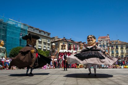 Vera Martínez (Peña Los Felices) fue la pregonera en un evento en el que se estrenaba la globada y el primer baile en fiestas de Gigantillos y Gigantones