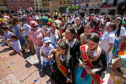 Vera Martínez (Peña Los Felices) fue la pregonera en un evento en el que se estrenaba la globada y el primer baile en fiestas de Gigantillos y Gigantones