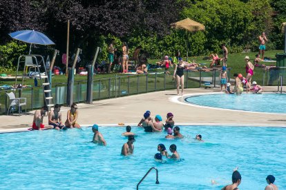 Date un baño: La ola de calor derrite los Sampedros y llena las piscinas
