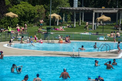 Date un baño: La ola de calor derrite los Sampedros y llena las piscinas