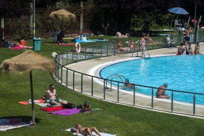Date un baño: La ola de calor derrite los Sampedros y llena las piscinas