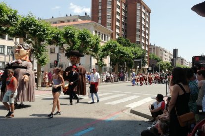 Los Gigantillos en la cabalgata desfilando junto a la tribuna de autoridades.
