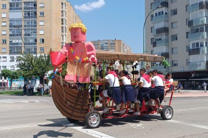 Cualquier medio es bueno para no ir andando y protegerse del sol.