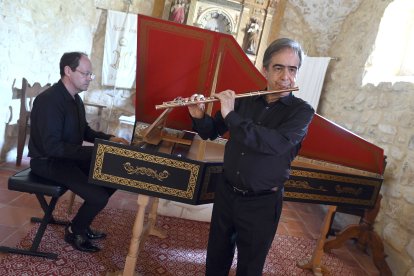 Antonio Arias, con la flauta travesera y las flautas de pico, y al clave por el músico burgalés Diego Crespo.