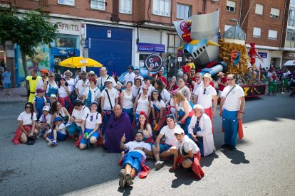 Cabalgata de peñas en las fiestas de San Pedro 2023.