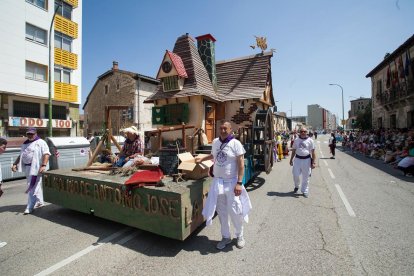 Cabalgata de peñas en las fiestas de San Pedro 2023.