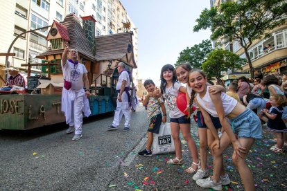 Cabalgata de peñas en las fiestas de San Pedro 2023.