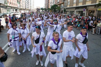 Cabalgata de peñas en las fiestas de San Pedro 2023.