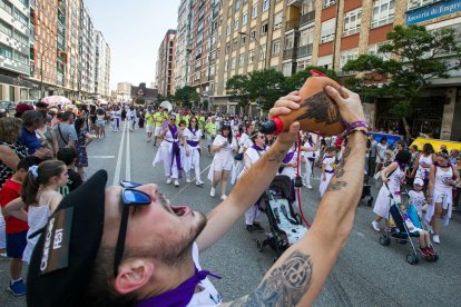 Cabalgata de peñas en las fiestas de San Pedro 2023.