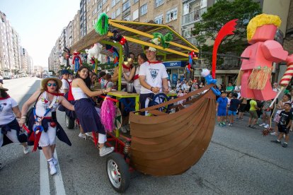 Cabalgata de peñas en las fiestas de San Pedro 2023.