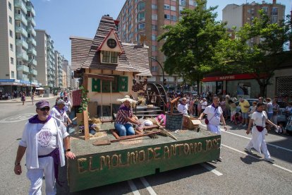 Cabalgata de peñas en las fiestas de San Pedro 2023.