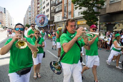 Cabalgata de peñas en las fiestas de San Pedro 2023.