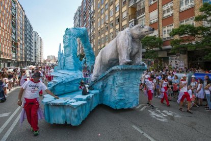 Cabalgata de peñas en las fiestas de San Pedro 2023.