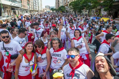 Cabalgata de peñas en las fiestas de San Pedro 2023.