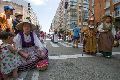 Cabalgata de peñas en las fiestas de San Pedro 2023.