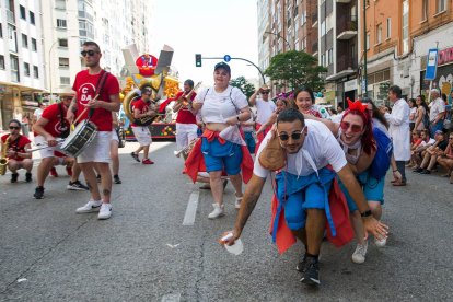 Cabalgata de peñas en las fiestas de San Pedro 2023.