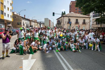Cabalgata de peñas en las fiestas de San Pedro 2023.