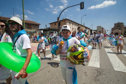 Cabalgata de peñas en las fiestas de San Pedro 2023.