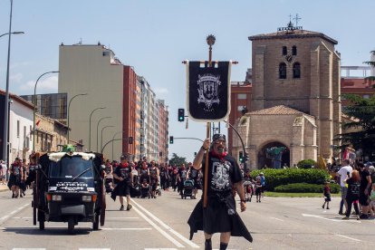 Cabalgata de peñas en las fiestas de San Pedro 2023.