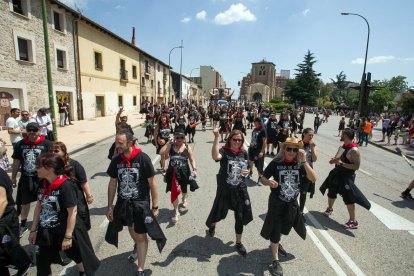 Cabalgata de peñas en las fiestas de San Pedro 2023.
