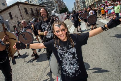 Cabalgata de peñas en las fiestas de San Pedro 2023.