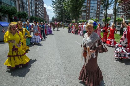 Cabalgata de peñas en las fiestas de San Pedro 2023.