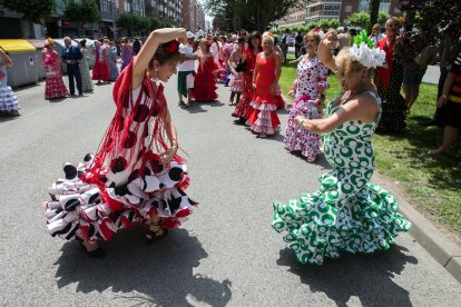 Cabalgata de peñas en las fiestas de San Pedro 2023.