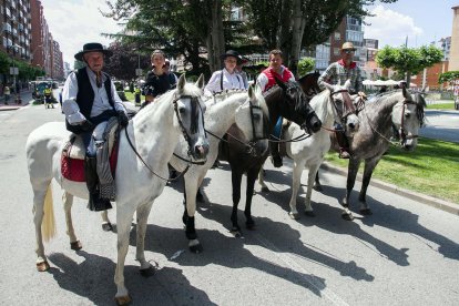 Cabalgata de peñas en las fiestas de San Pedro 2023.