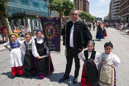 Cabalgata de peñas en las fiestas de San Pedro 2023.
