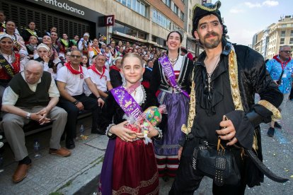 Cabalgata de peñas en las fiestas de San Pedro 2023.