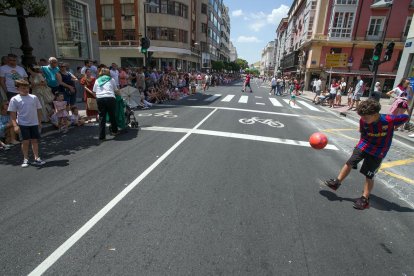 Cabalgata de peñas en las fiestas de San Pedro 2023.