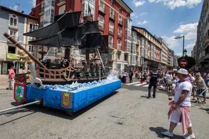 Cabalgata de peñas en las fiestas de San Pedro 2023.