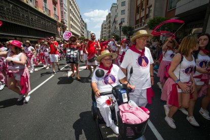 Cabalgata de peñas en las fiestas de San Pedro 2023.