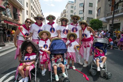 Cabalgata de peñas en las fiestas de San Pedro 2023.