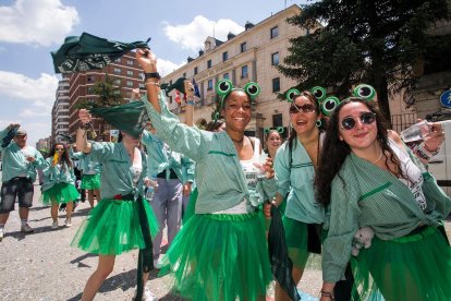 Cabalgata de peñas en las fiestas de San Pedro 2023.