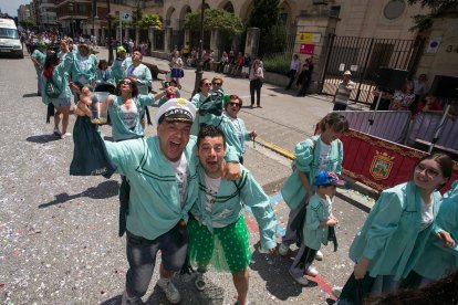 Cabalgata de peñas en las fiestas de San Pedro 2023.