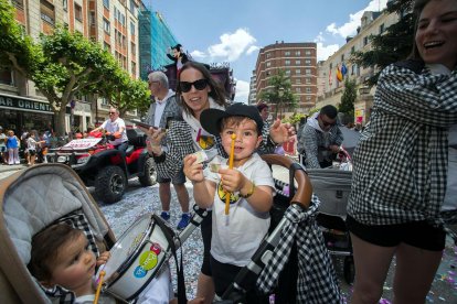 Cabalgata de peñas en las fiestas de San Pedro 2023.