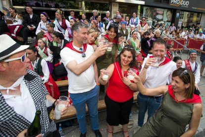 Cabalgata de peñas en las fiestas de San Pedro 2023.