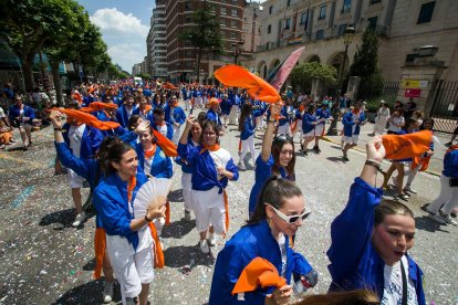 Cabalgata de peñas en las fiestas de San Pedro 2023.