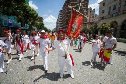 Cabalgata de peñas en las fiestas de San Pedro 2023.